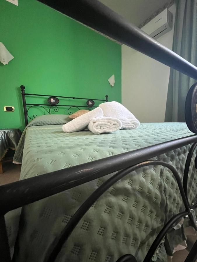 Carlo V - Holiday Rooms Порто Емпедокле Екстериор снимка