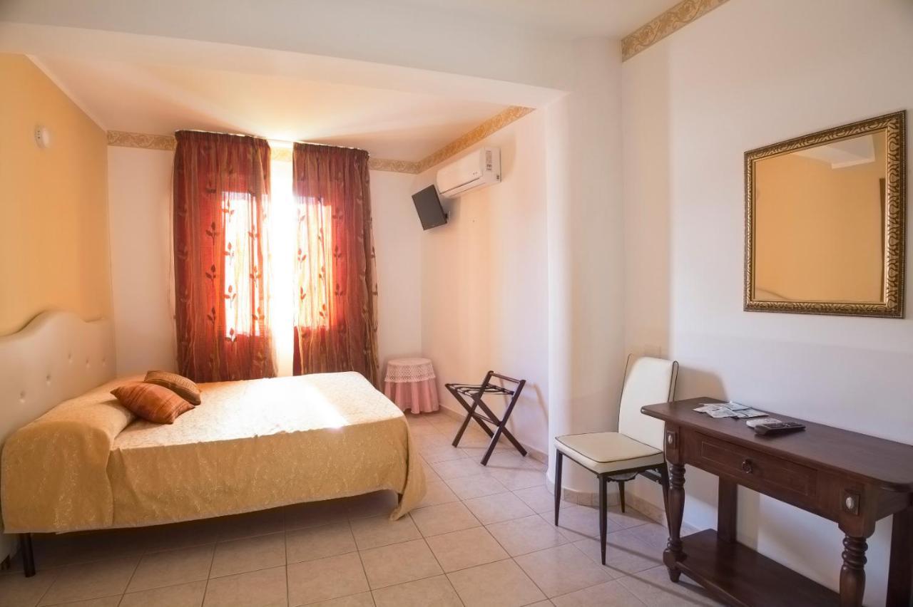 Carlo V - Holiday Rooms Порто Емпедокле Екстериор снимка
