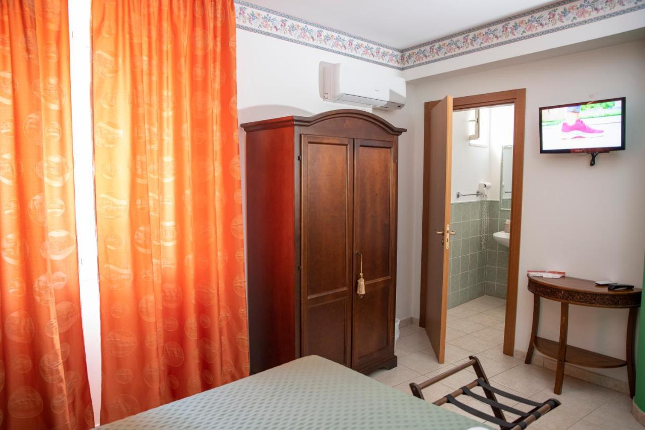 Carlo V - Holiday Rooms Порто Емпедокле Екстериор снимка