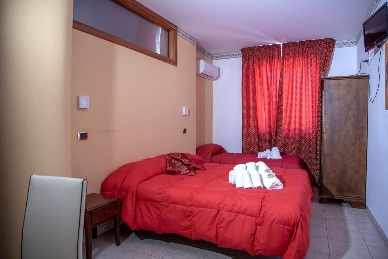 Carlo V - Holiday Rooms Порто Емпедокле Екстериор снимка